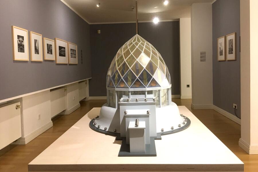 Blick in die Ausstellung "Welt aus Gals. Transparentes Design". Im Vordergrund ein Modell des Glashauses von Bruno Taut.