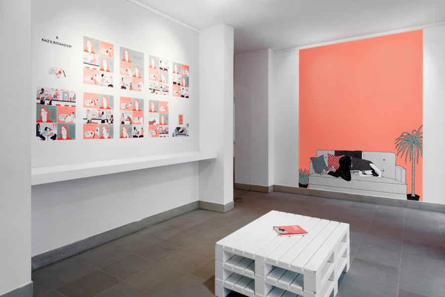 Drucke in verschiedenem Format hängen an der Ausstellungwand und geben einen Einblick in das Buch von Julia Bernhard