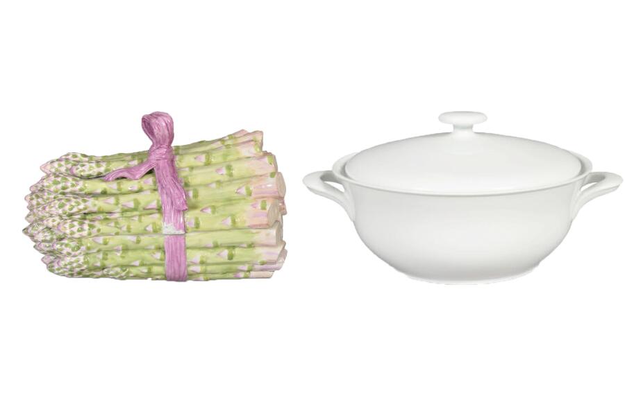 links: hellgrüne Porzellanterrine in Form eine Spargebündels mit einer rosa Schleife gebunden, rechts: eine weiße Terrine in einer leicht geschwungenen, ansonsten aber recht sachlichen Form.