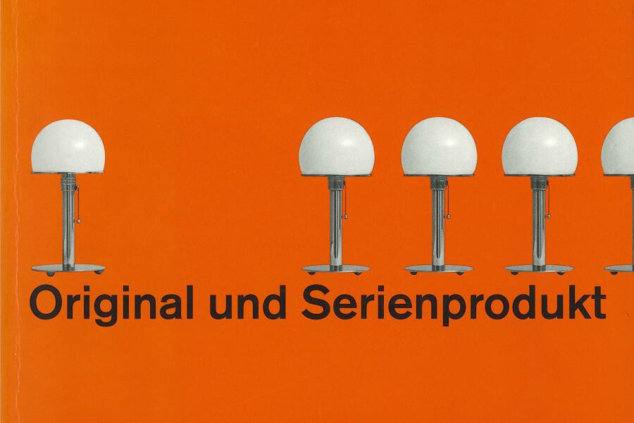 eine Reihe freigestellter Bauhausleuchte vor einer orangenen Fläche