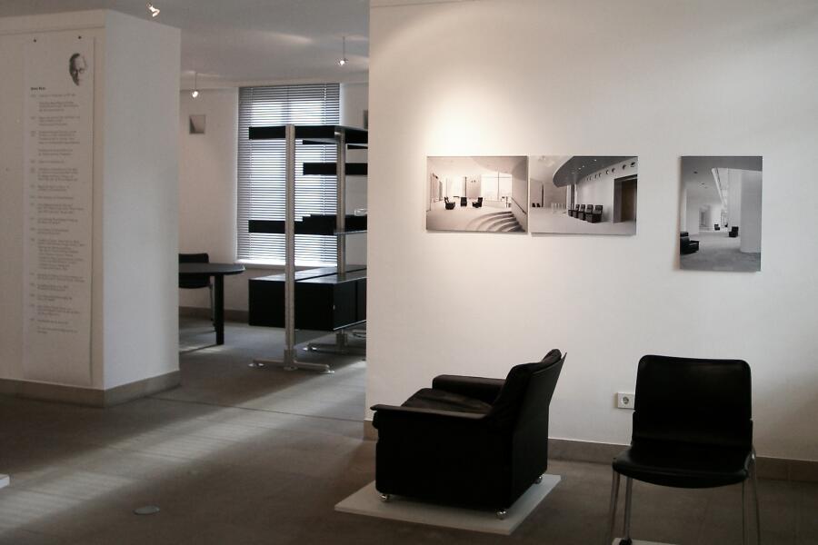 Möbel und Fotos von Dieter Rams im Ausstellungsraum