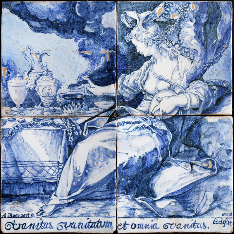 eine weibliche Figur in einem bauschigen Gewandt sitzt an einem Tisch. Die blau-weiß-Malerei auf 4 Kacheln erinnert an barocke Kachelkunst.